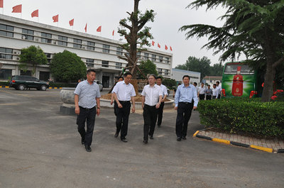 農(nóng)發(fā)行河南省分行黨委書記、行長謝文蒞臨林河酒業(yè)和銀河棉業(yè)調(diào)研