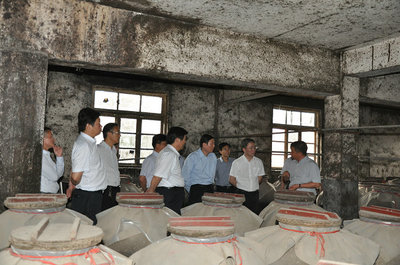 農(nóng)發(fā)行河南省分行黨委書記、行長謝文蒞臨林河酒業(yè)和銀河棉業(yè)調(diào)研